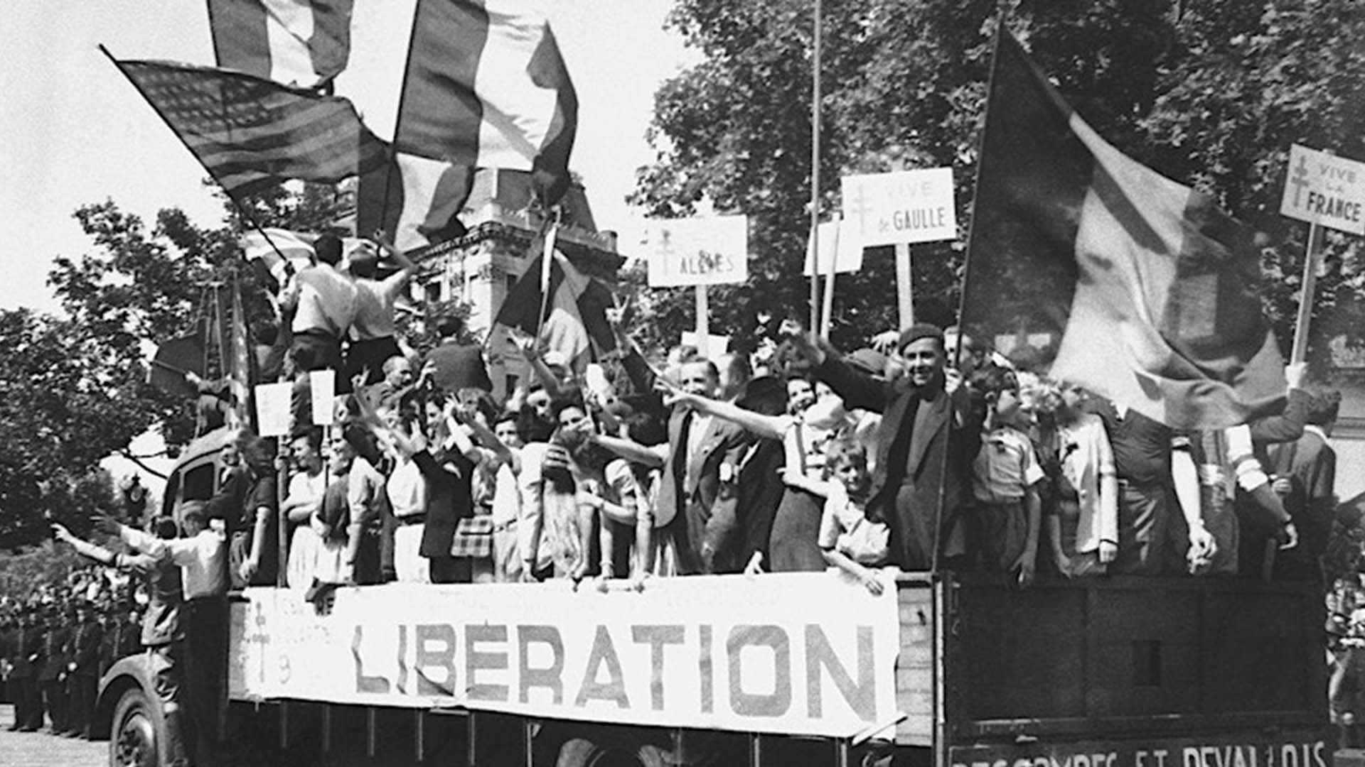 Photo of crowds at the Liberation of Paris